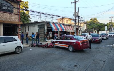 Taxista derriba a motociclista en la Pavón: Herido se retira por cuenta propia a un hospital