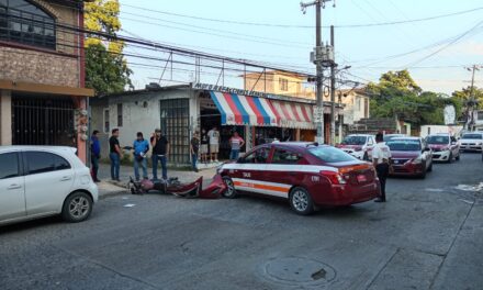 Taxista derriba a motociclista en la Pavón: Herido se retira por cuenta propia a un hospital