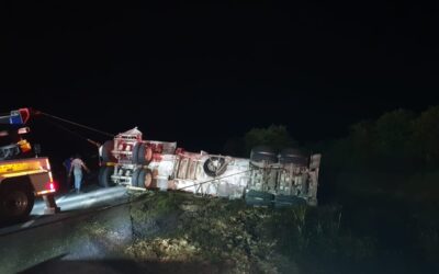 Se desprende autotanque y provoca volcadura en la autopista Tuxpan-Tampico