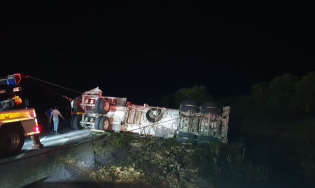 Se desprende autotanque y provoca volcadura en la autopista Tuxpan-Tampico