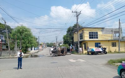 Vuelca Motocicleta tras Impactarse contra Camioneta en la Ruiz