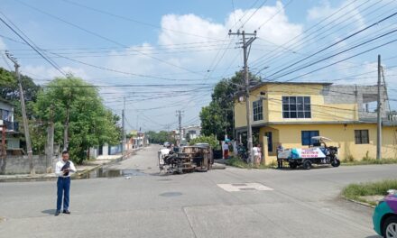 Vuelca Motocicleta tras Impactarse contra Camioneta en la Ruiz