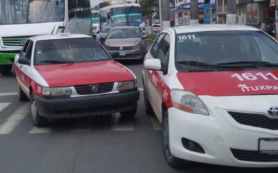 Aparatoso choque entre TAXISTAS en el bulevar Jesús Reyes Heroles deja daños materiales mínimos