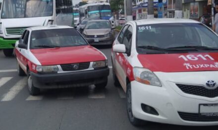 Aparatoso choque entre TAXISTAS en el bulevar Jesús Reyes Heroles deja daños materiales mínimos