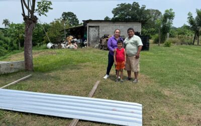 Continúan los Apoyos Sociales en Tuxpan: La Regidora Cuarta Entrega Láminas en la Comunidad de Higueral