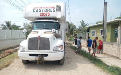 De reversa, camión de Castores fractura banqueta en colonia Emiliano Zapata