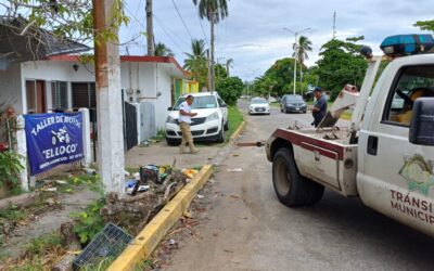 Transito Municipal retira camioneta estacionada en banqueta tras queja de vecinos