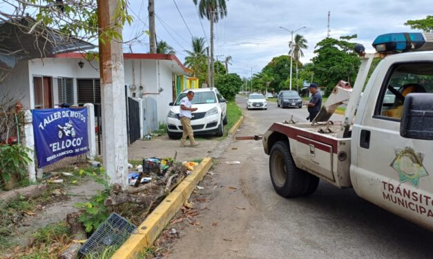 Transito Municipal retira camioneta estacionada en banqueta tras queja de vecinos