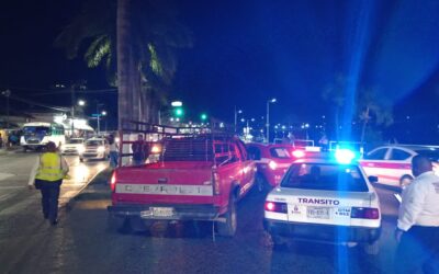 Choque entre Camioneta y Taxi en el centro causa caos vial por más de una hora