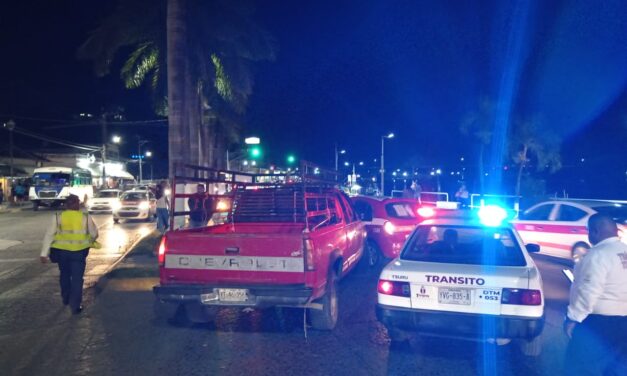 Choque entre Camioneta y Taxi en el centro causa caos vial por más de una hora