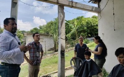 Juan Gómez impulsa economía familiar con jornada de cortes de cabello gratuitos
