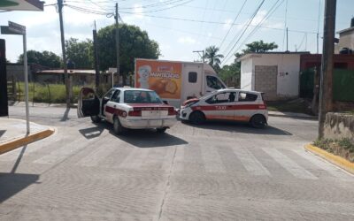 ¡Choque entre taxistas en la Escudero!