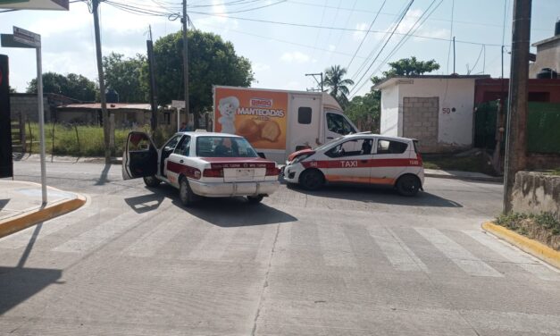 ¡Choque entre taxistas en la Escudero!