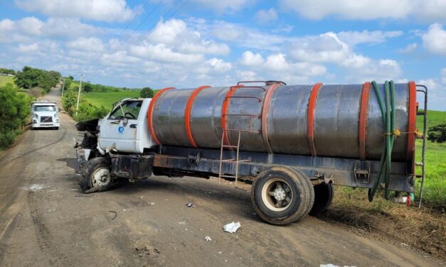 Accidente en el Alto de San Lorenzo: Pipa pierde control e impacta a camión de volteo