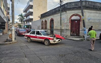 Automovilista no respeta señal de alto y provoca choque en Morelos y Lerdo