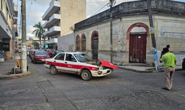 Automovilista no respeta señal de alto y provoca choque en Morelos y Lerdo