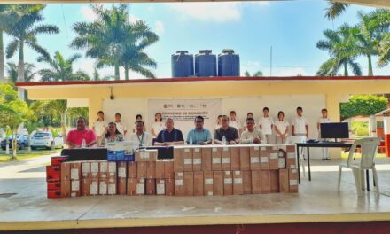 Se entregaron 25 computadoras, 1 impresora, 9 reguladores y 1 proyector a la Escuela Secundaria Técnica Industrial Núm. 76