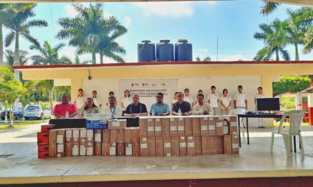 Se entregaron 25 computadoras, 1 impresora, 9 reguladores y 1 proyector a la Escuela Secundaria Técnica Industrial Núm. 76