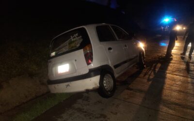 Anciano pierde control y termina fuera de la carretera a Cobos