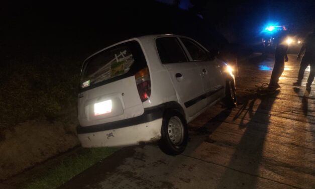 Anciano pierde control y termina fuera de la carretera a Cobos