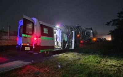 Ambulancia del IMSS impacta con pipa estacionada en la pista