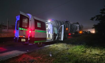 Ambulancia del IMSS impacta con pipa estacionada en la pista