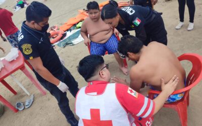 Rescate Dramático en Playa Azul: Hombre y Menor Salvan la Vida por Intervención Oportuna
