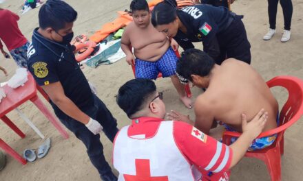 Rescate Dramático en Playa Azul: Hombre y Menor Salvan la Vida por Intervención Oportuna