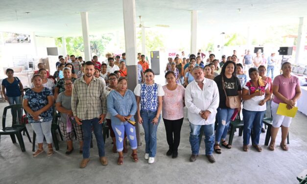 Entrega Pamela Morales Huesca, Presidenta del DIF Tuxpan más proyectos productivos en comunidades