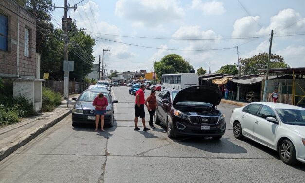 Ama de casa choca con camioneta de lujo al intentar iniciar marcha en Libramiento