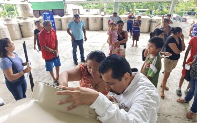 Regidor Juan Gómez entrega tinacos subsidiados a familias de Buenos Aires, Tuxpan
