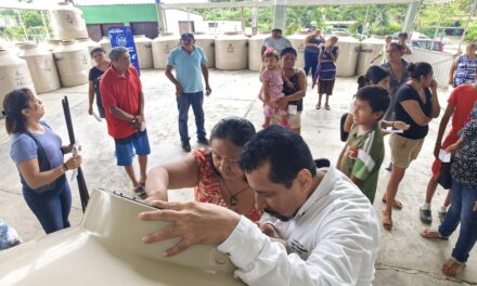 Regidor Juan Gómez entrega tinacos subsidiados a familias de Buenos Aires, Tuxpan