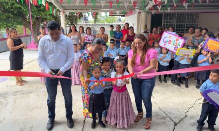 Regidora Anahí Aguilar López inaugura techado en jardín de niños de la comunidad Tierra Blanca