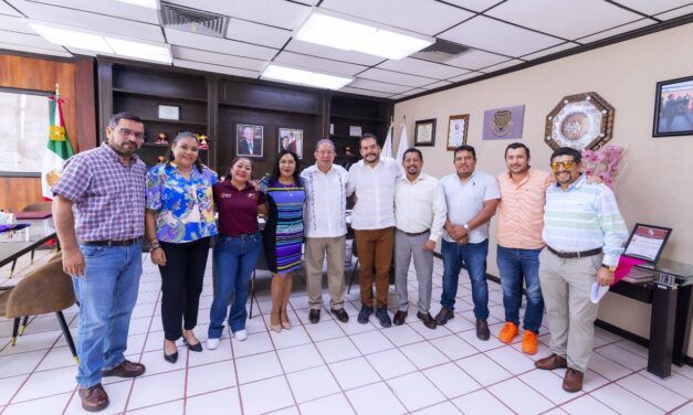 Familias de Tuxpan y Cerro Azul fueron beneficiadas con la entrega de escrituras, lo que les brinda certeza jurídica patrimonial