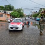 Taxista derriba a motociclista en peligroso cruce; un lesionado y daños materiales