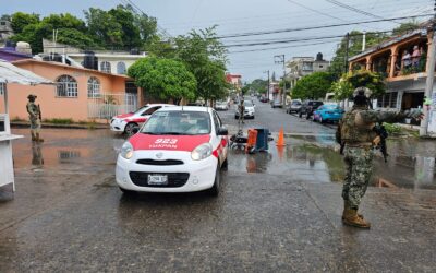 Taxista derriba a motociclista en peligroso cruce; un lesionado y daños materiales