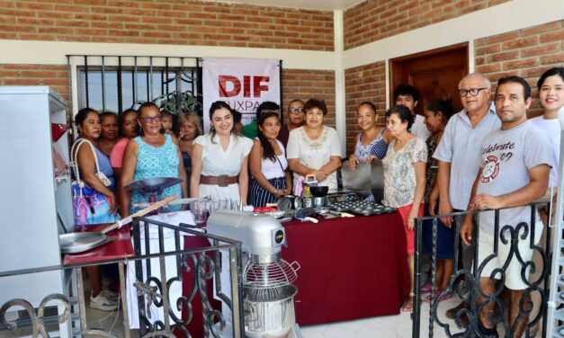 DIF Tuxpan entrega equipo de panadería, repostería y pizzería a familias de Montegrande