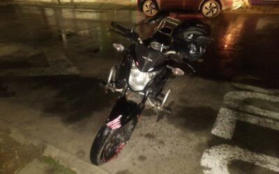 Chocan motociclistas en la Azteca: Dos heridos y daños materiales