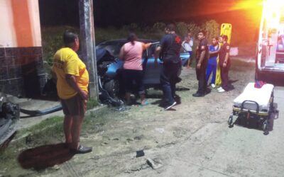 Conductor provoca accidente y apaga varias colonias tras estrellarse contra un poste de la CFE en Tuxpan