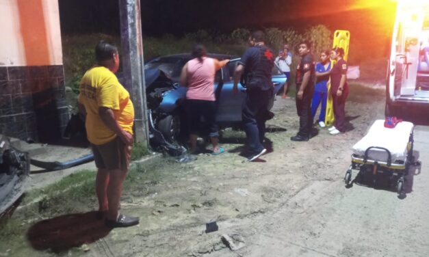 Conductor provoca accidente y apaga varias colonias tras estrellarse contra un poste de la CFE en Tuxpan