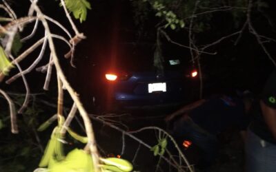 Abandonan vehículo tras accidente en la carretera a la Termoeléctrica