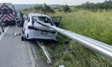 ¡Tuxpeña sobrevive de milagro tras terrible accidente en la autopista Tihuatlán-Totomoxtle!