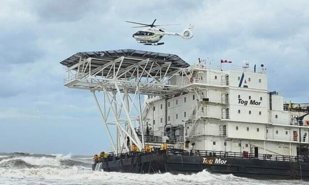 Llegan poderosas embarcaciones desde Tuxpan para el rescate de barcaza varada en Villa Allende