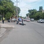 Camioneta derriba a motociclista en Libramiento; lo trasladan al hospital