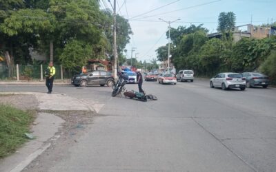 Camioneta derriba a motociclista en Libramiento; lo trasladan al hospital