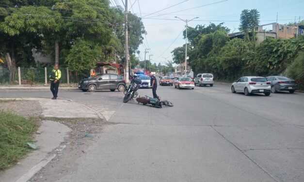 Camioneta derriba a motociclista en Libramiento; lo trasladan al hospital