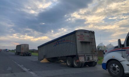 Accidente en el Libramiento ASIPONA de Tuxpan: Se desprende remolque de tráiler sin lesionados