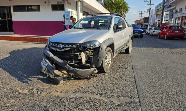 Choque en el Centro de Tuxpan sin lesionados, pero con significativos daños materiales