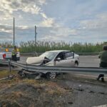 Impacta auto contra barra de contención y lo abandona en Boca del Monte