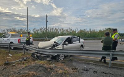Impacta auto contra barra de contención y lo abandona en Boca del Monte